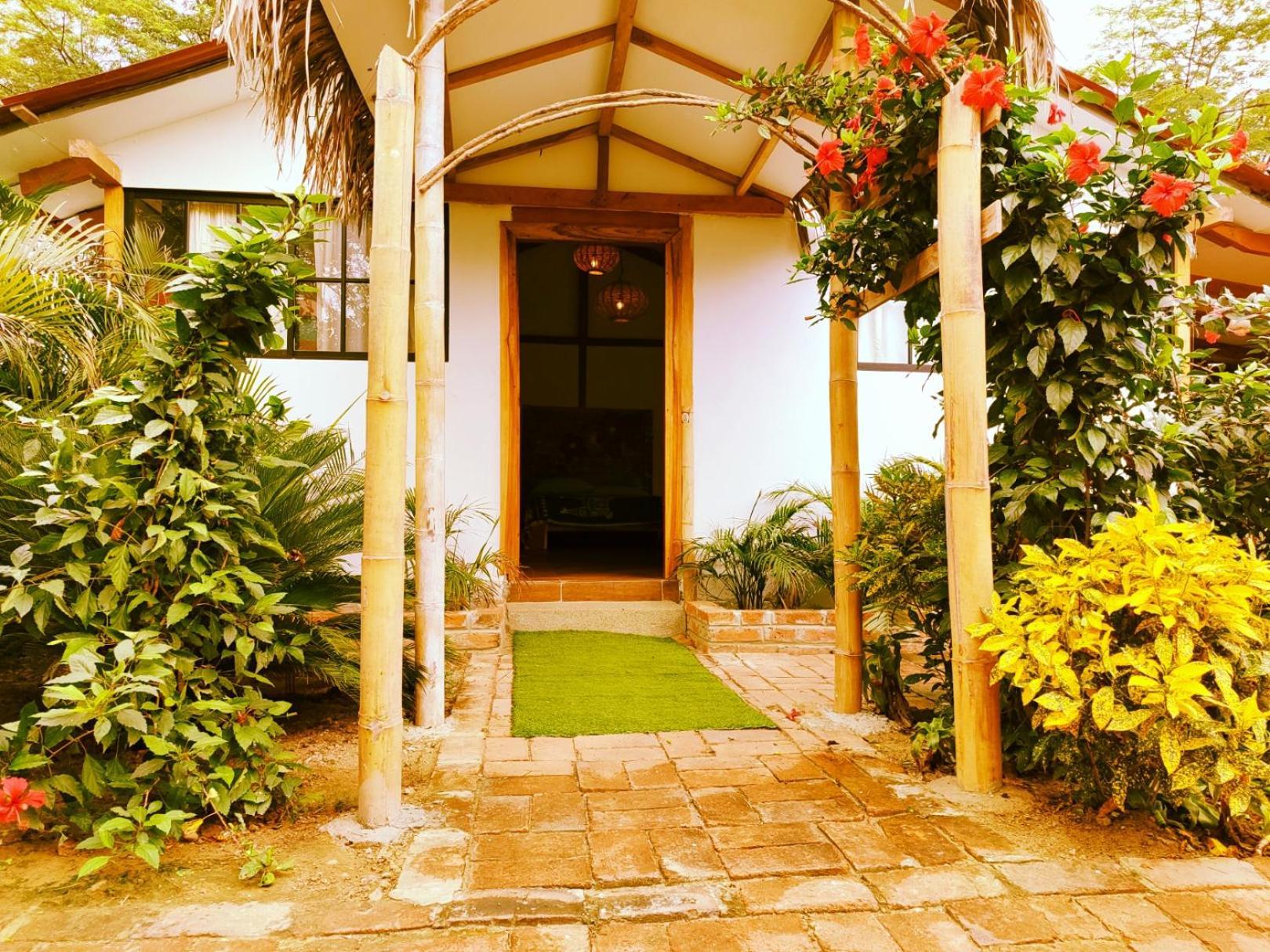 Cafe Madame Hotel Puerto López Buitenkant foto